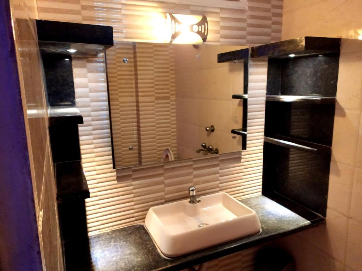 Hotel Peace Point - 1 Min Walking Distance From Station New Delhi Extérieur photo