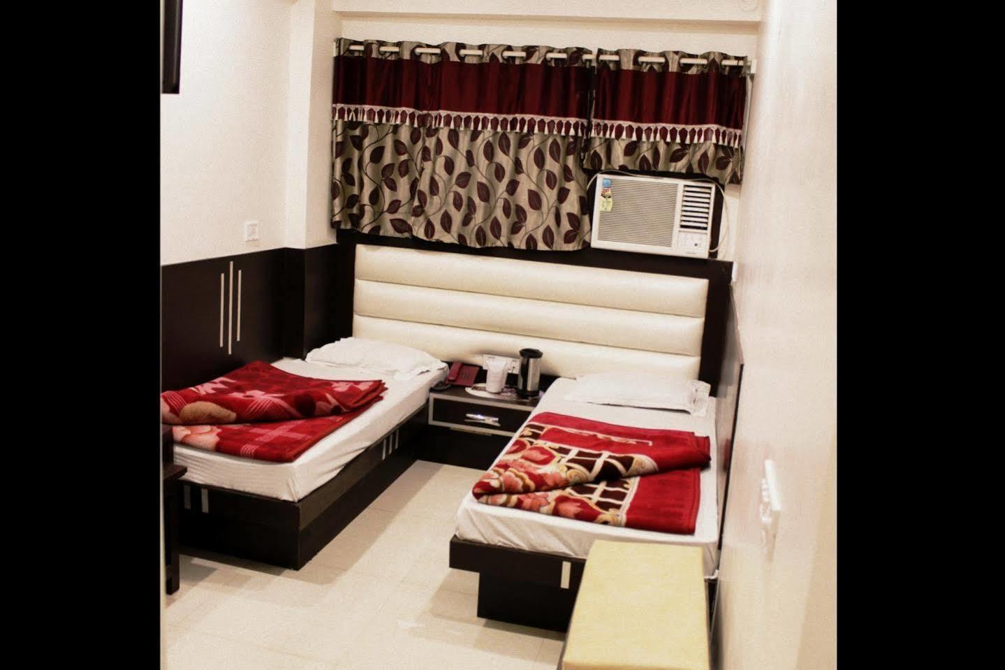 Hotel Peace Point - 1 Min Walking Distance From Station New Delhi Extérieur photo